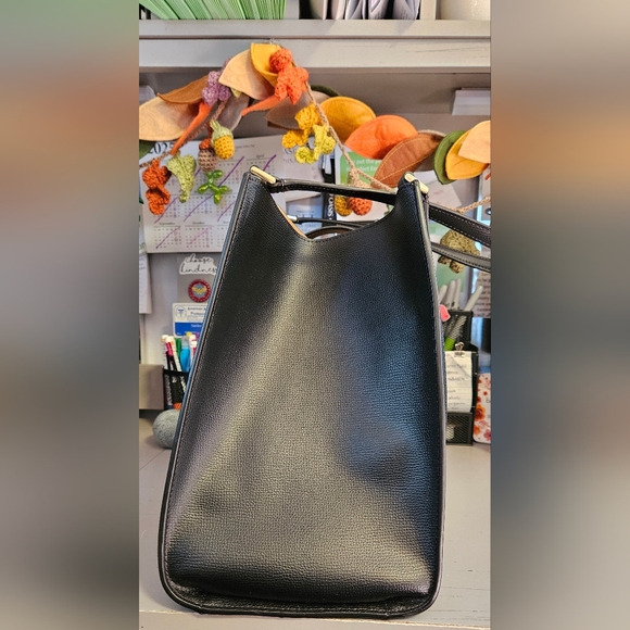 Kate Spade Black Shoulder Bag with Gold Clasp - Picture 5 of 8